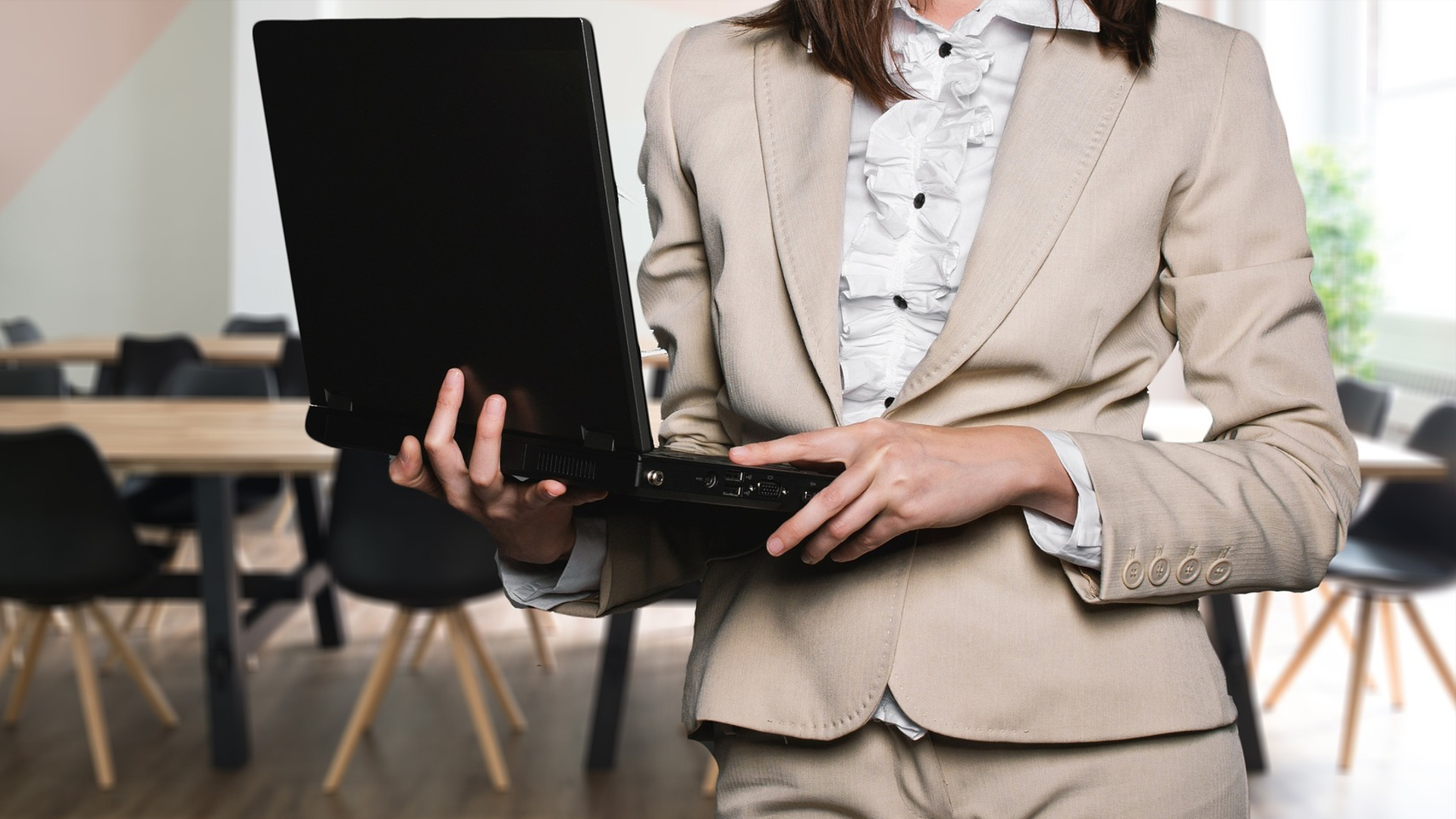 businesswoman-2817567_1920