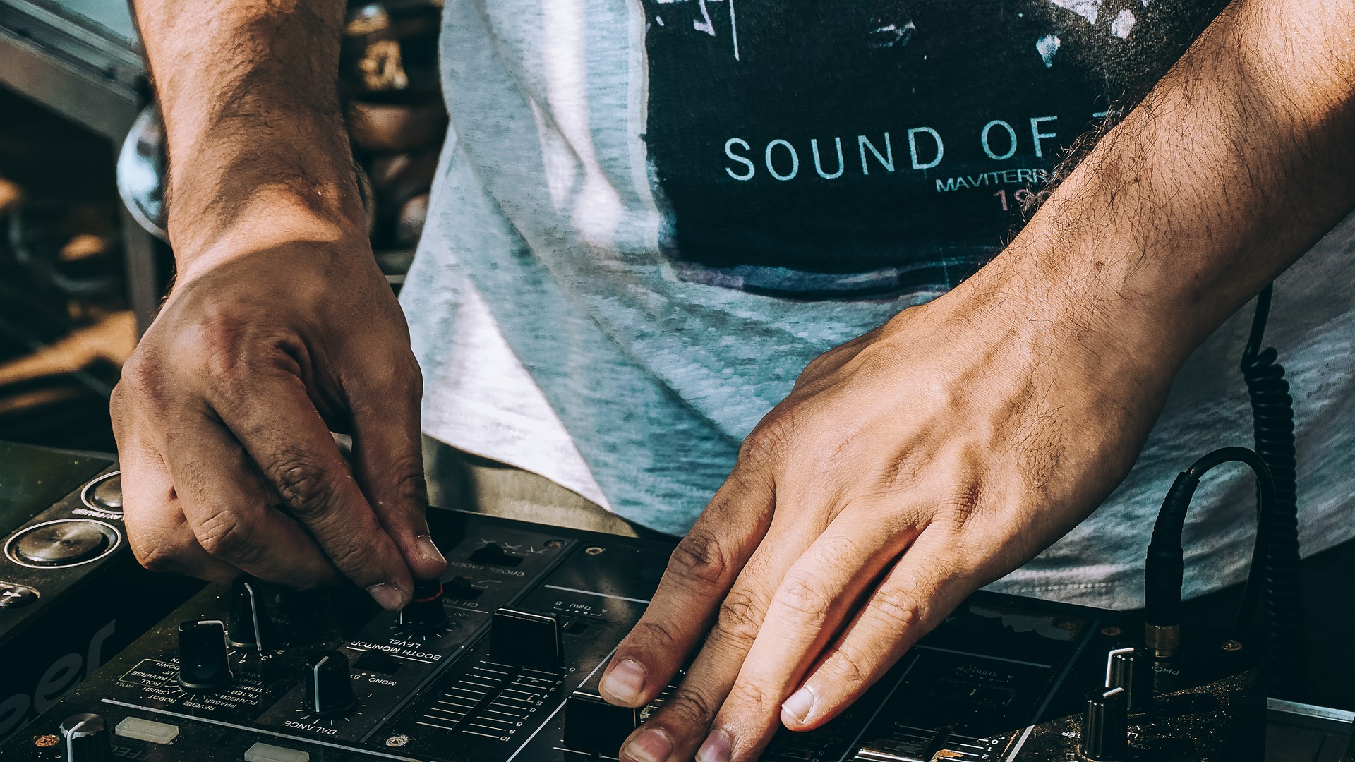 djs-2010271_1920
